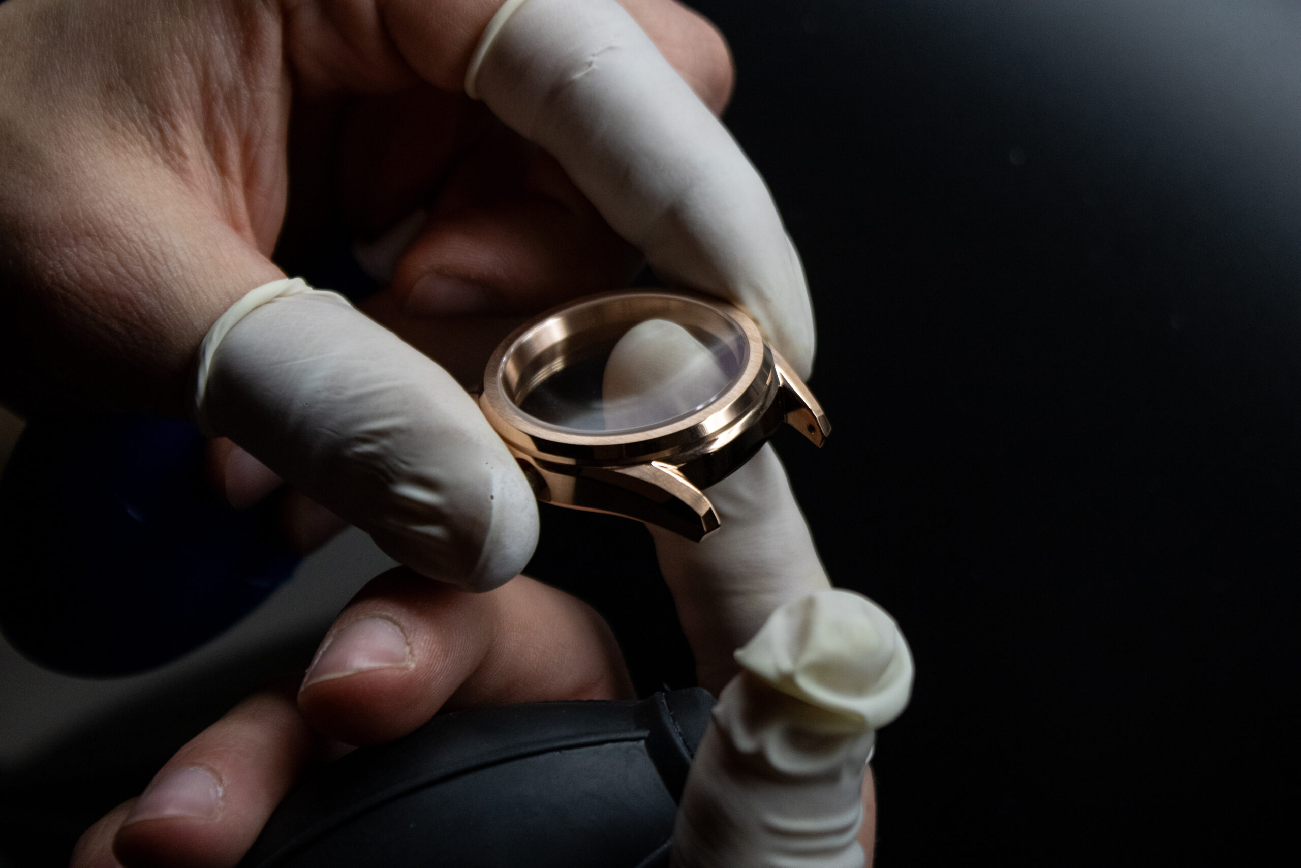 Nettoyage de l'intérieur du verre saphir sur le boîtier avant le montage de la montre
