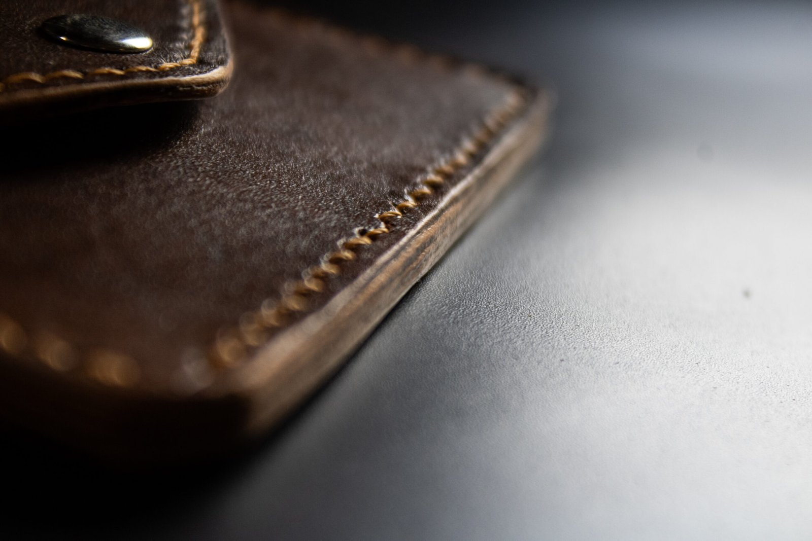 Tranche d'un porte-cartes en cuir dans une autre teinte