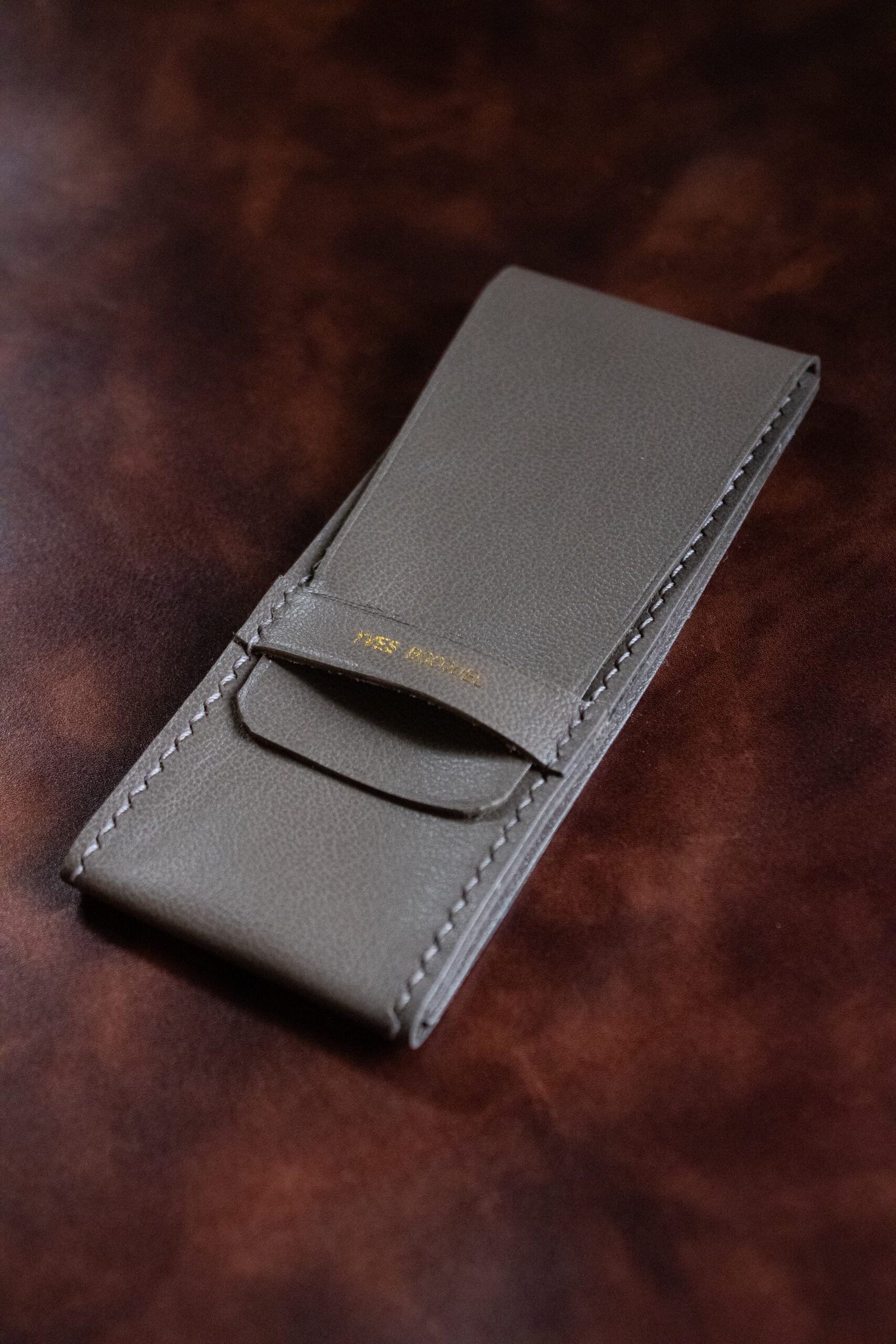 Pochette de montre en cuir, tranche finie à la main
