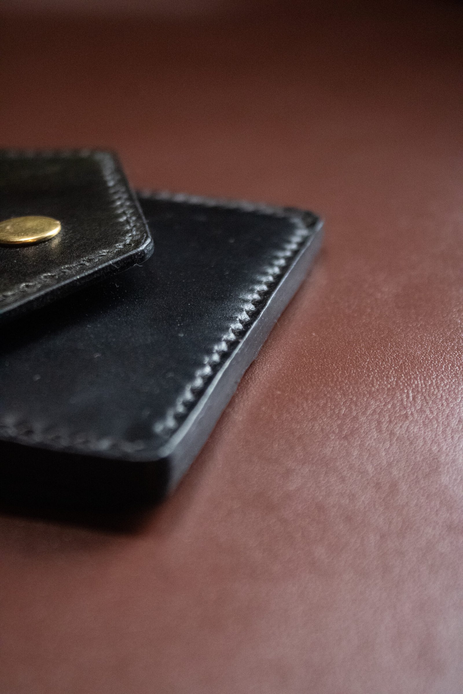 Tranche d'un porte-cartes en cuir travaillée à la main