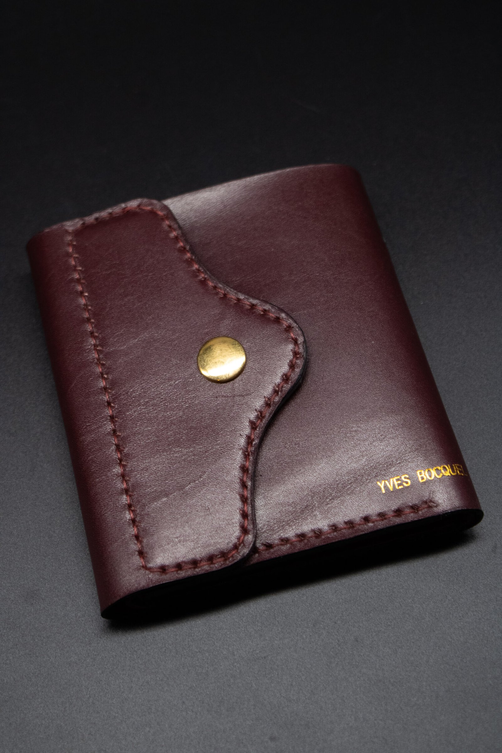 Détail de la forme des coutures point sellier sur une pièce de maroquinerie en cuir